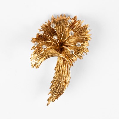 Lot 322 - An 18k yellow gold and diamond spray brooch