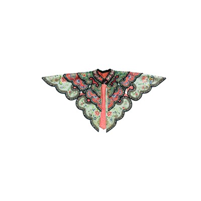 Lot 653 - A Chinese silk tiered cloud collar