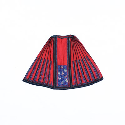 Lot 655 - A Chinese silk skirt