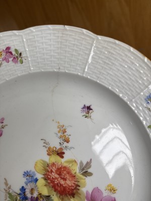 Lot 529 - A Meissen part dinner service