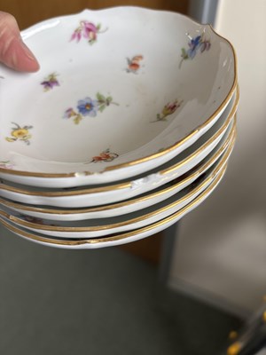 Lot 529 - A Meissen part dinner service