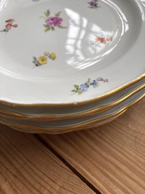 Lot 529 - A Meissen part dinner service