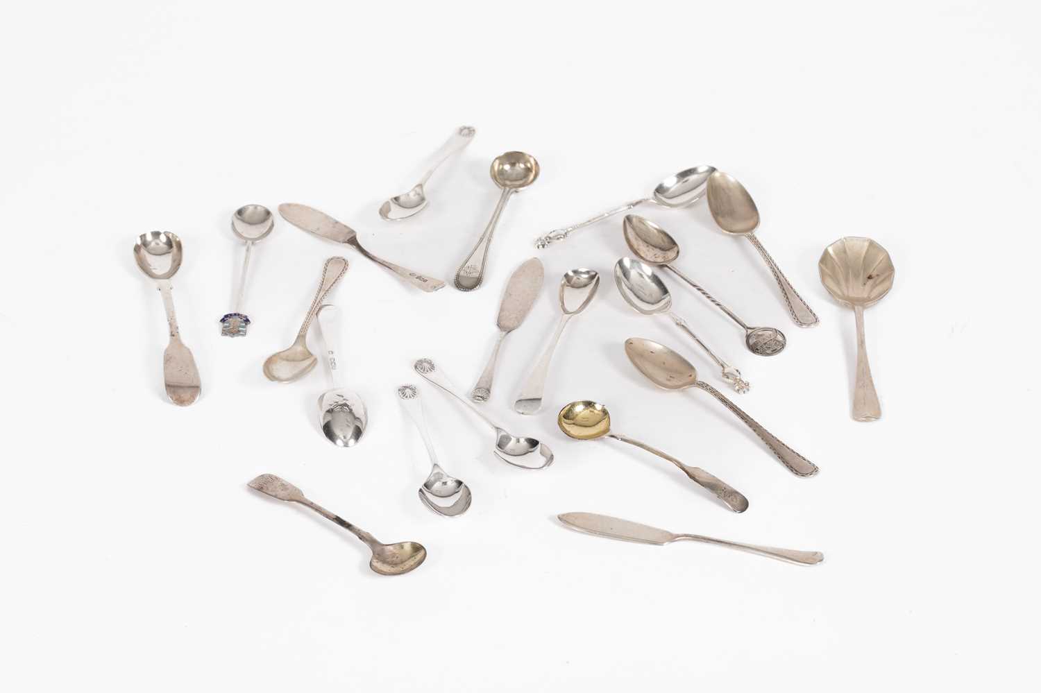 Lot 28 - A small quantity of Georgian and later silver teaspoons