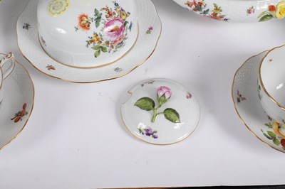 Lot 500 - A Herend 'Bouquet de Herend' pattern part dinner service