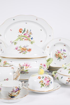 Lot 500 - A Herend 'Bouquet de Herend' pattern part dinner service