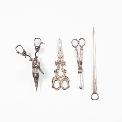 Lot 61 - A pair of Edwardian cast silver grape scissors