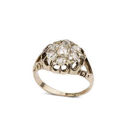 Lot 154 - A Victorian yellow gold and diamond cluster ring