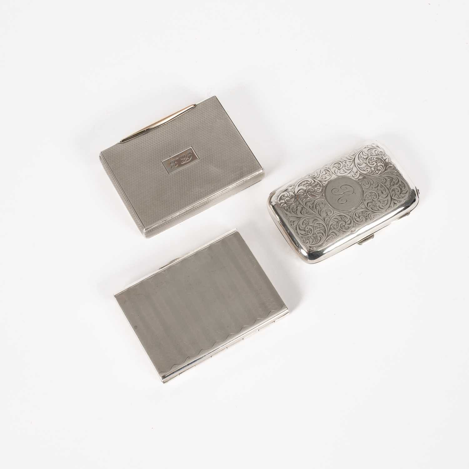 Lot 21 - A silver snuff box