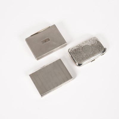 Lot 21 - A silver snuff box
