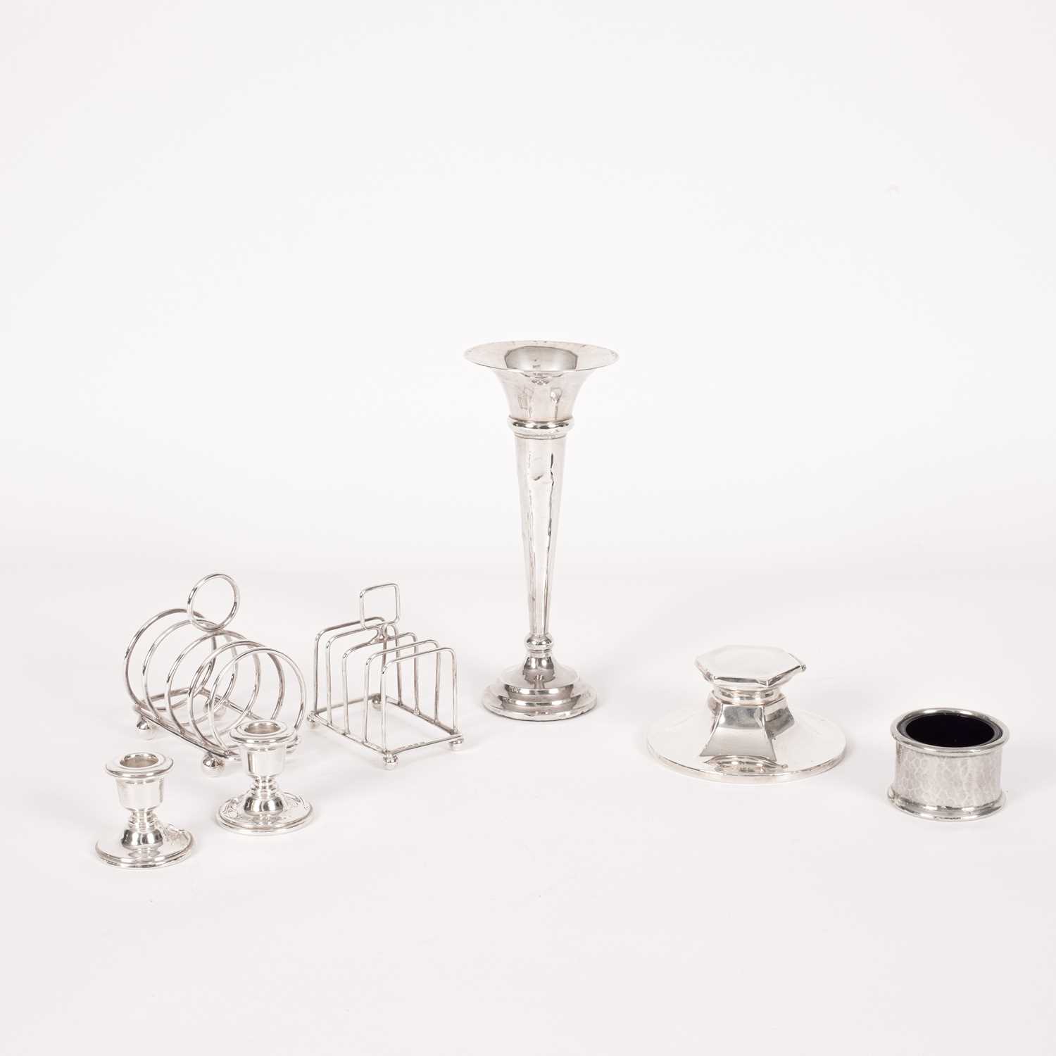Lot 25 - A quantity of silver