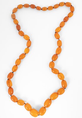 Lot 165 - A graduated amber bead necklace