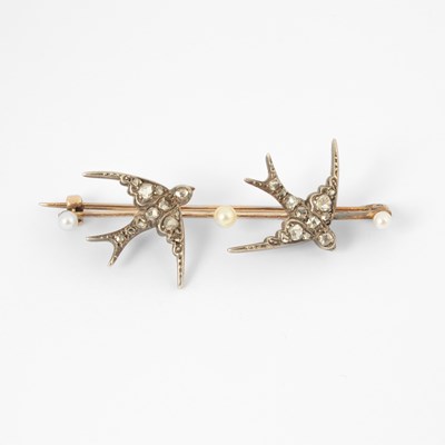 Lot 169 - An Edwardian yellow metal diamond and pearl bar brooch