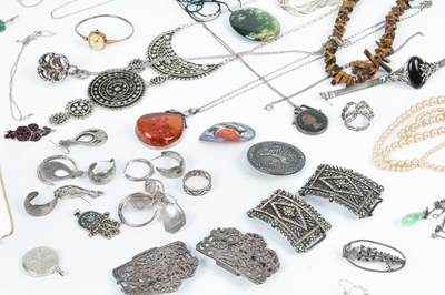 Lot 131 - A collection of silver and costume jewellery