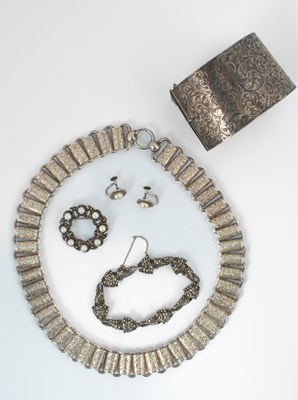 Lot 144 - A quantity of silver jewellery