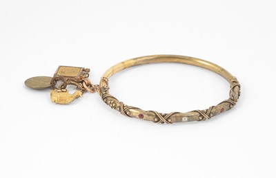 Lot 132 - A yellow metal hinged bangle