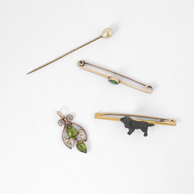 Lot 136 - An Edwardian yellow gold peridot and seed pearl pendant