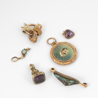 Lot 137 - An Edwardian yellow metal and boulder opal bar brooch