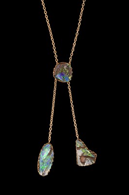 Lot 140 - An Edwardian yellow gold and boulder opal lavaliere