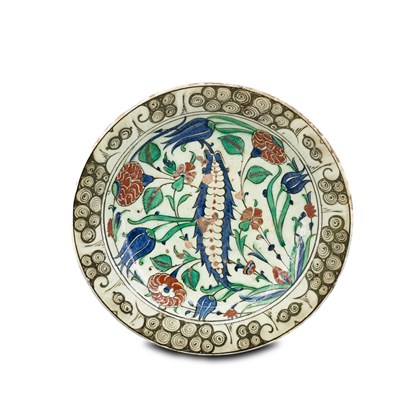 Lot 562 - An Iznik pottery dish