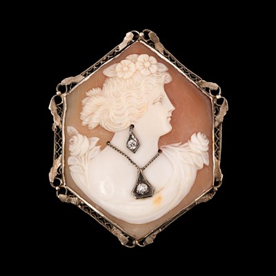 Lot 118 - A 14k gold mounted cameo brooch