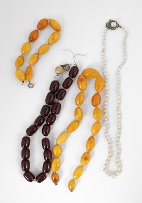 Lot 119 - A Butterscotch amber beaded necklace