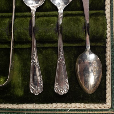 Lot 18 - Two cased sets of silver teaspoons and sugar nips