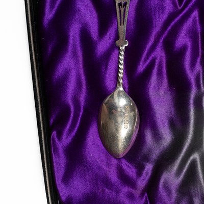 Lot 18 - Two cased sets of silver teaspoons and sugar nips