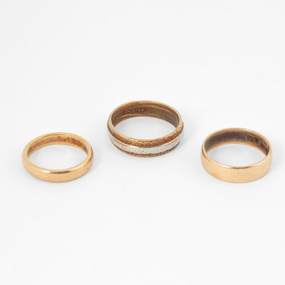 Lot 161 - A 22ct gold and platinum wedding band