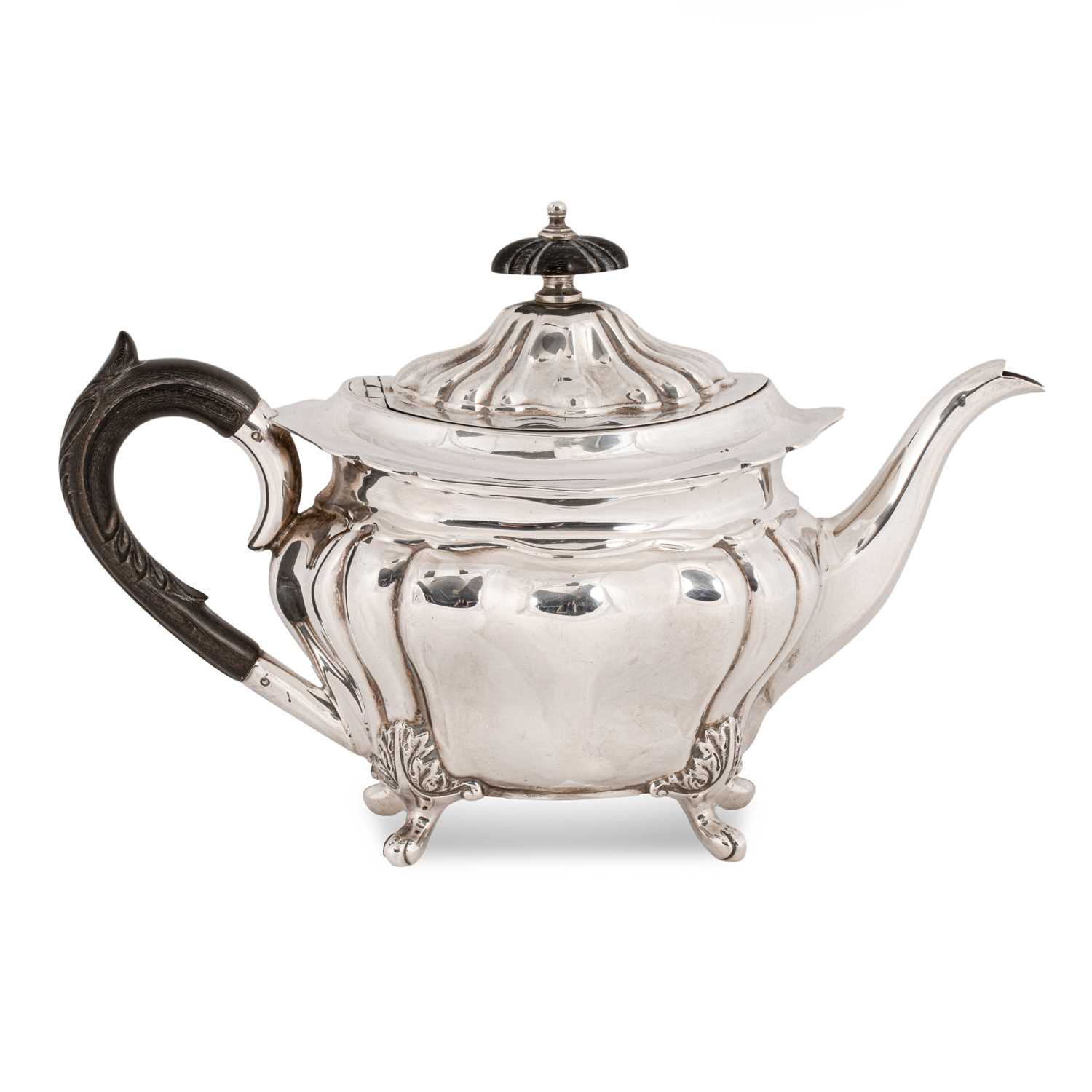 Lot 13 - An Edwardian silver teapot