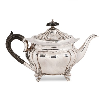 Lot 13 - An Edwardian silver teapot