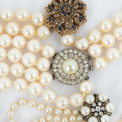 Lot 121 - A three-row cultured pearl necklace
