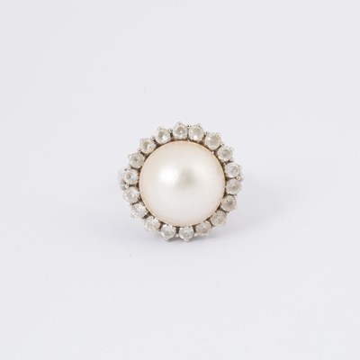 Lot 122 - A cultured pearl and paste cluster ring