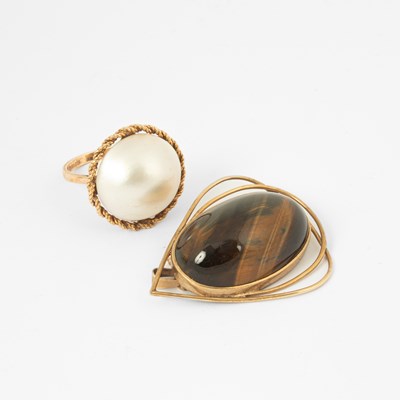 Lot 123 - A tiger's eye pendant/brooch