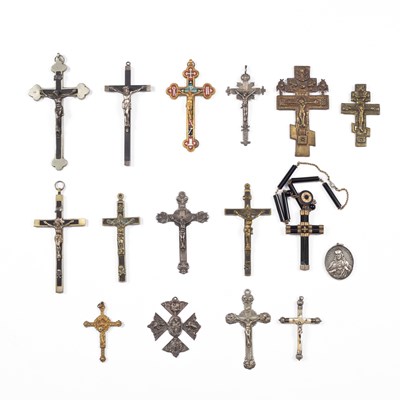 Lot 117 - A collection of crucifixes