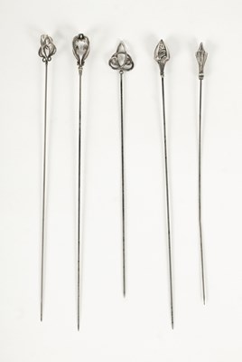 Lot 27 - An Edwardian silver hatpin