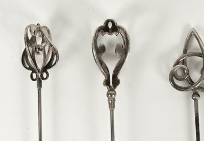 Lot 27 - An Edwardian silver hatpin