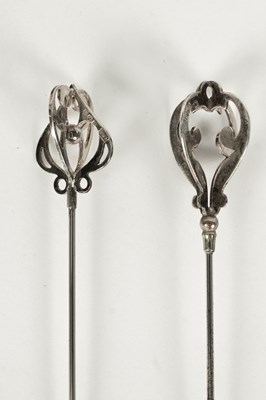 Lot 27 - An Edwardian silver hatpin