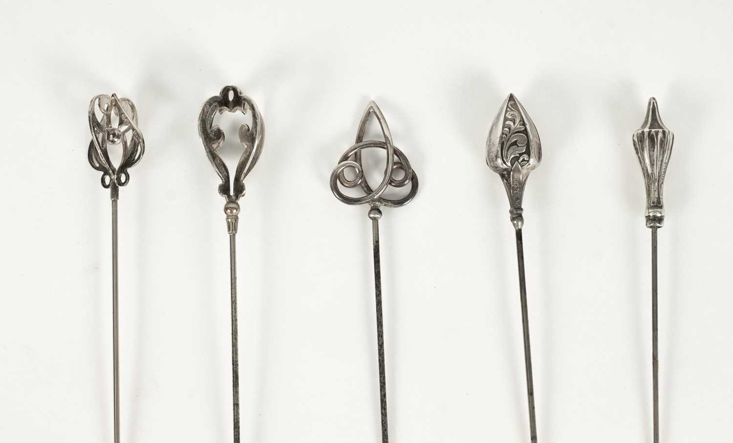 Lot 27 - An Edwardian silver hatpin