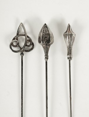 Lot 27 - An Edwardian silver hatpin