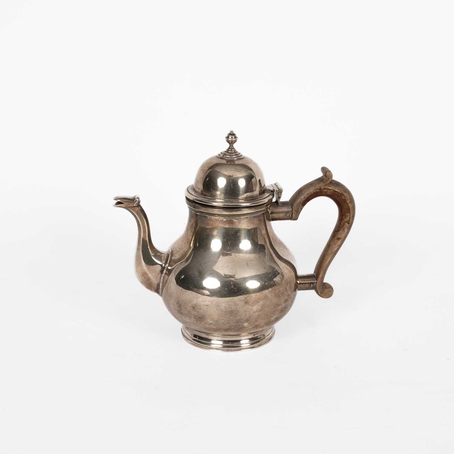 Lot 53 - A George I style silver teapot