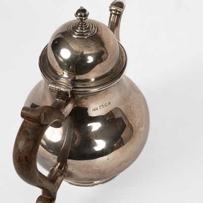 Lot 53 - A George I style silver teapot
