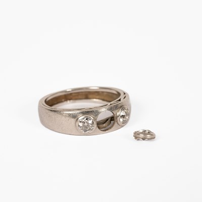 Lot 1 - A platinum and diamond three stone ring