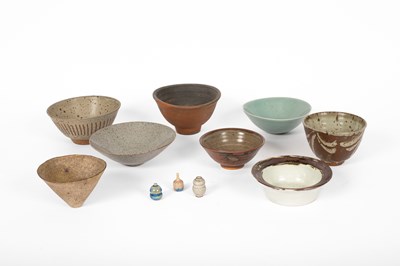 Lot 421 - A collection of small bowls