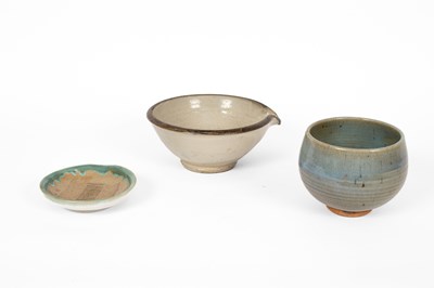 Lot 424 - A pouring bowl with oatmeal glaze