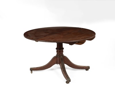 Lot 200 - A mahogany circular extending dining table