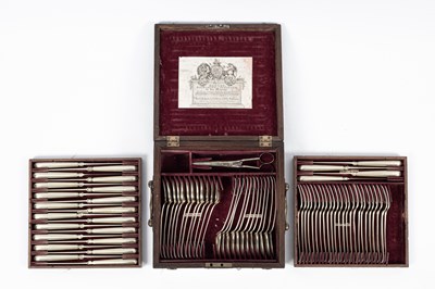 Lot 116 - A matched Georgian silver-gilt thread pattern dessert service