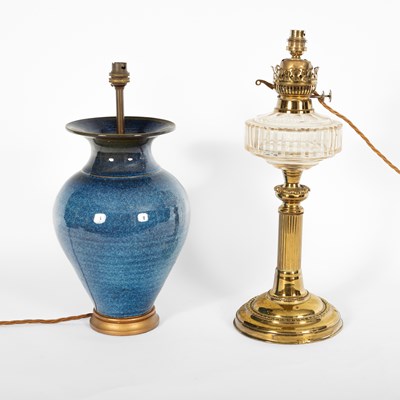 Lot 214 - An early 20th Century brass and clear glass oil lamp