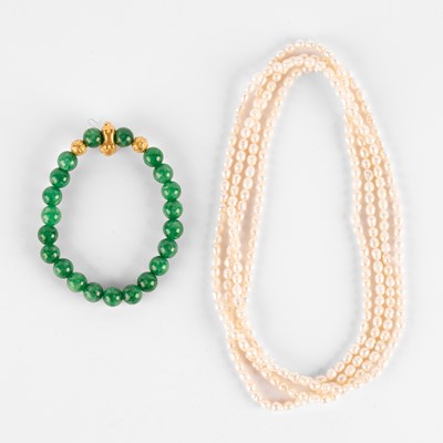 Lot 219 - A jade beaded bracelet