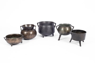 Lot 33 - A 17th Century iron cauldron