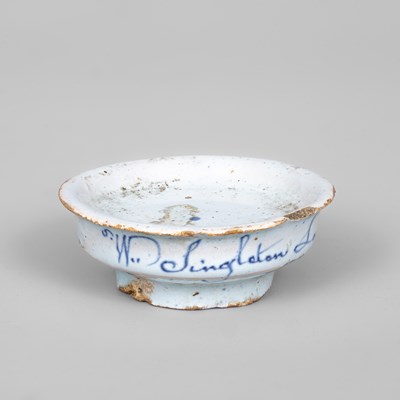 Lot 1208 - A Vauxhall Delftware ointment pot